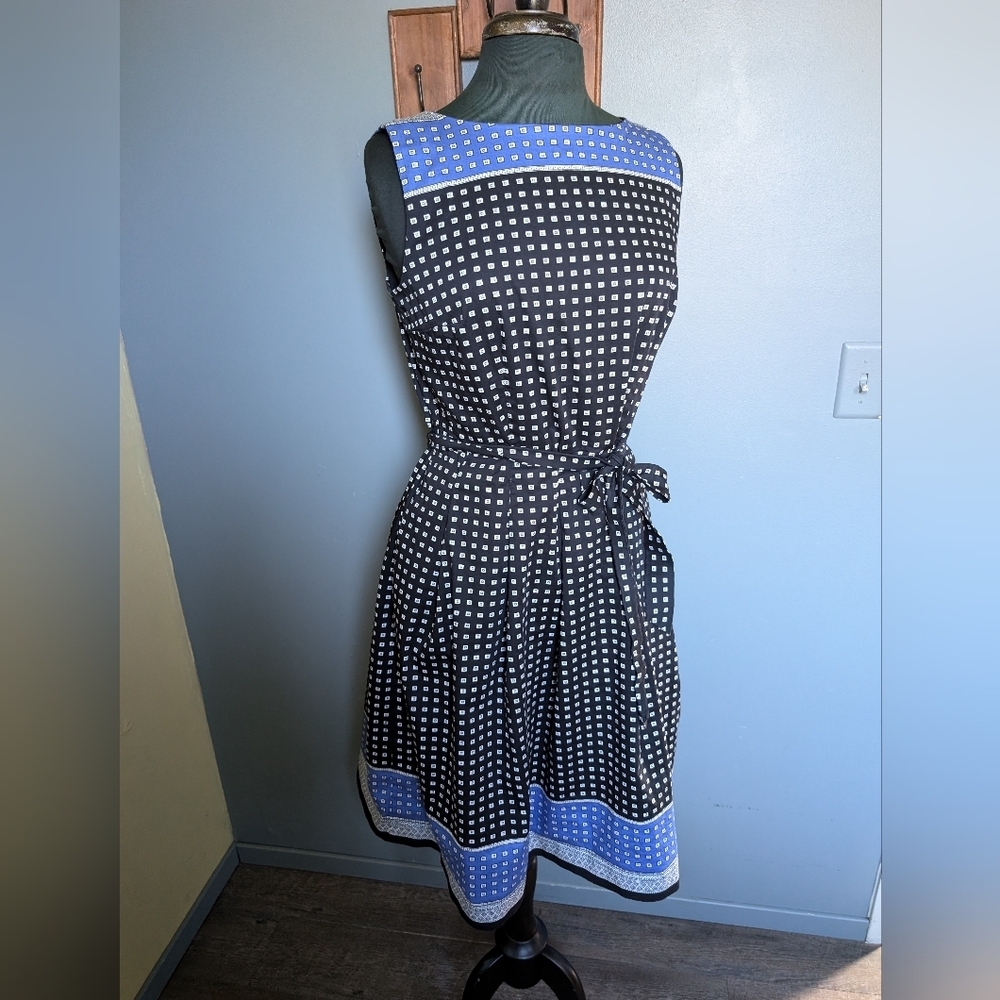 Elegant Black and White Sleeveless Midi A-line Dress with Scoop Neck